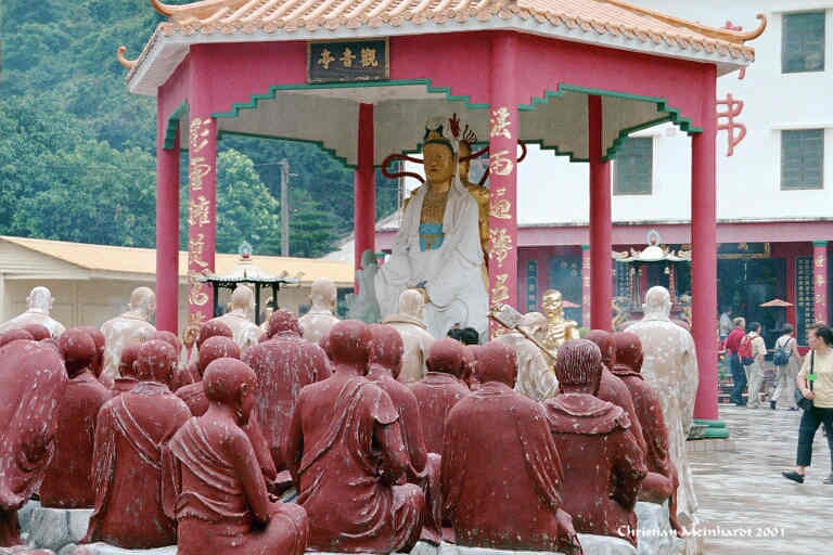 G�ttin mit Zuh�rern