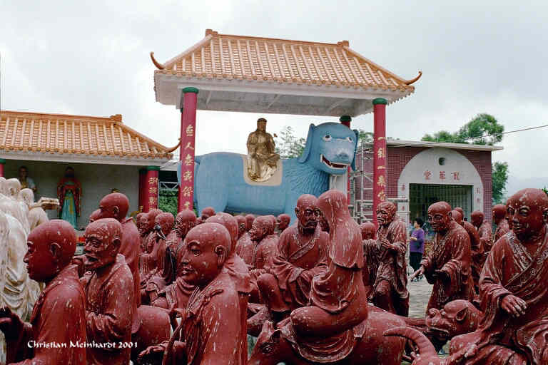 Buddha auf blauem Hund