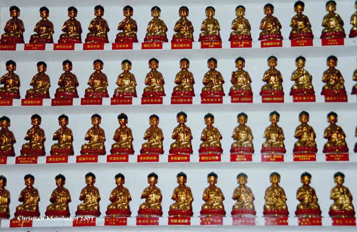 Eine Wand voller Buddhafiguren